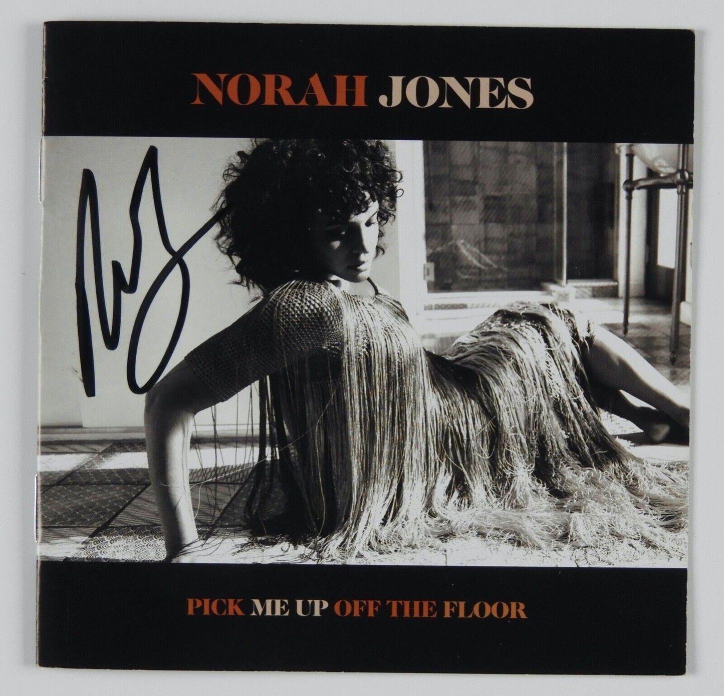 Norah Jones JSA Signed Autograph CD Booklet Pick Me Up Off The Floor
