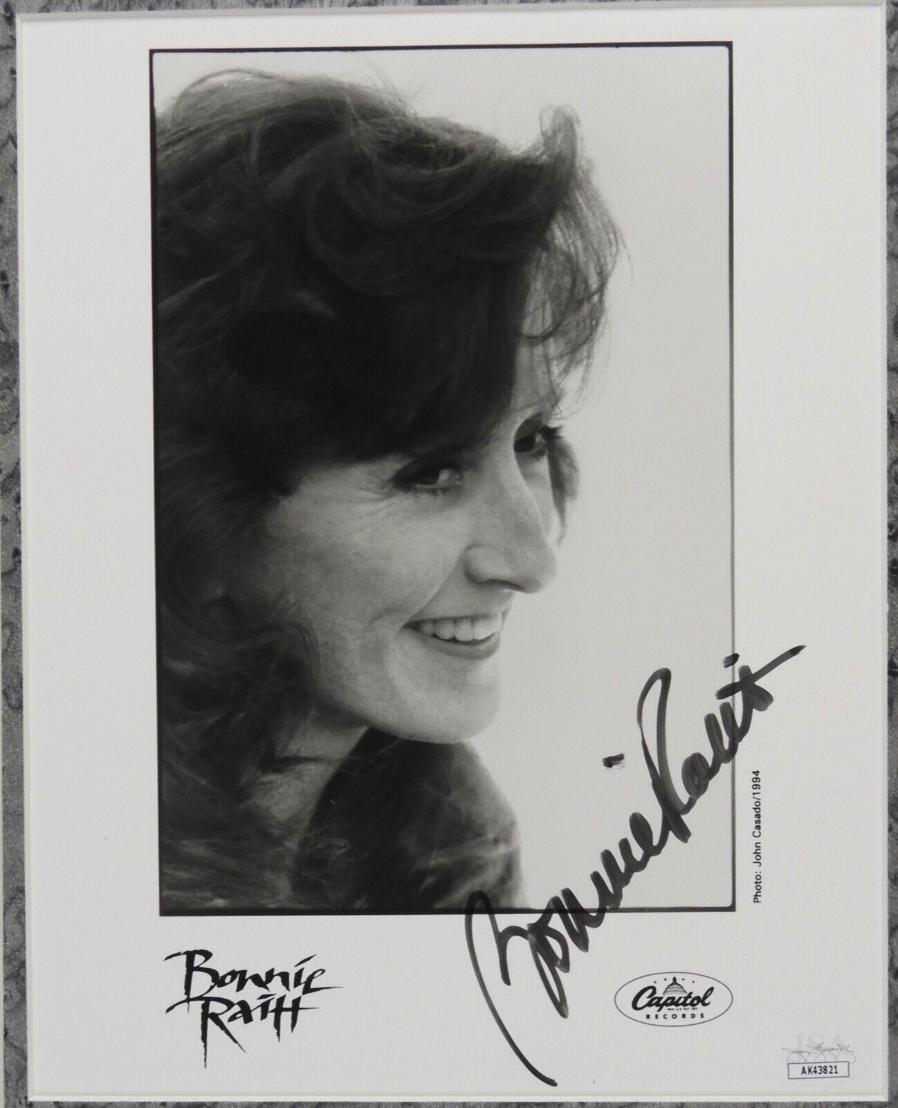 Bonnie Raitt Signed JSA Autograph 8 x 10 photo matted to 11 x 14
