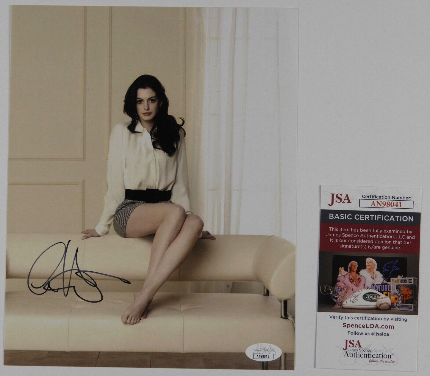 Anne Hathaway JSA Signed Autograph 8 x 10 photo Catwoman The Dark Knight Rises