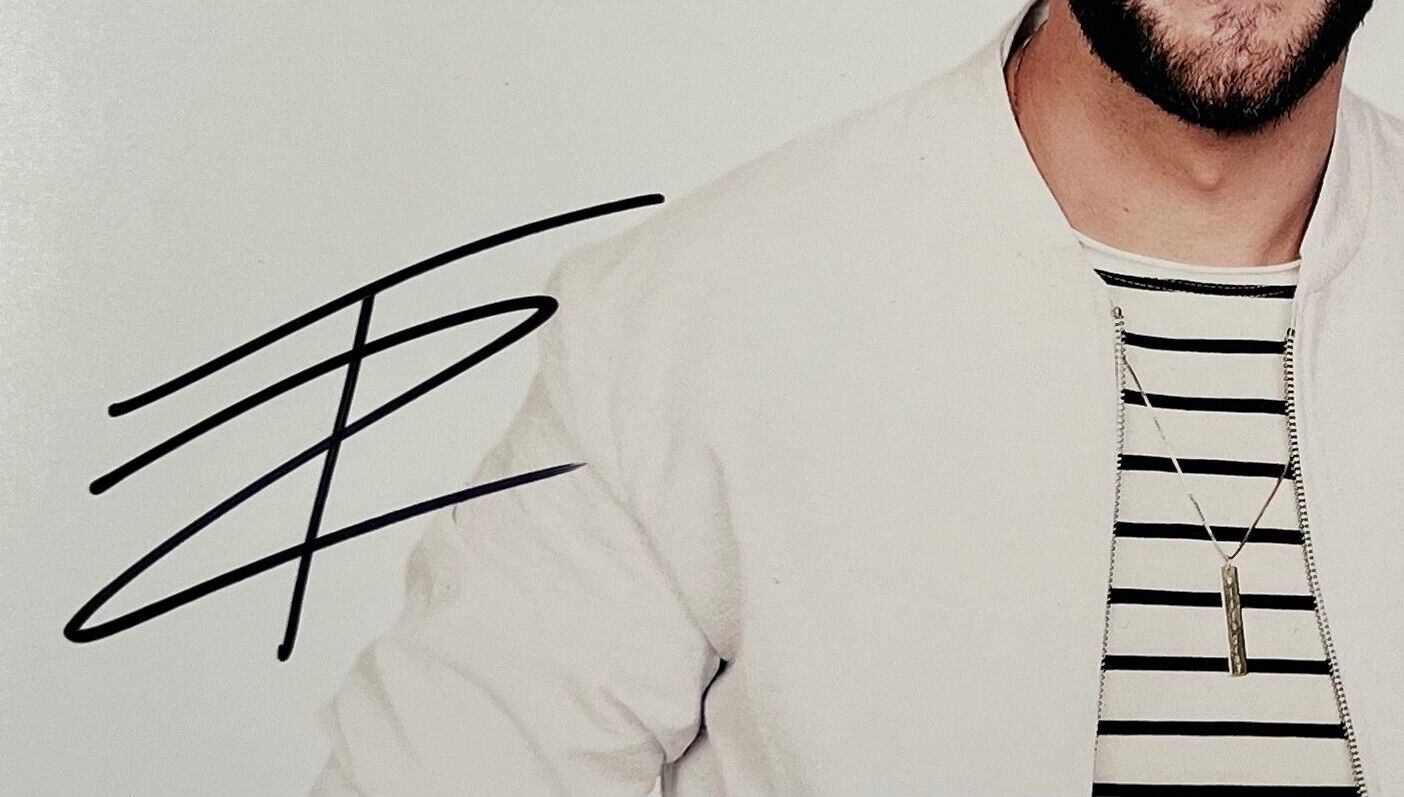 Thomas Rhett JSA Signed Autograph Photo 8 x 10