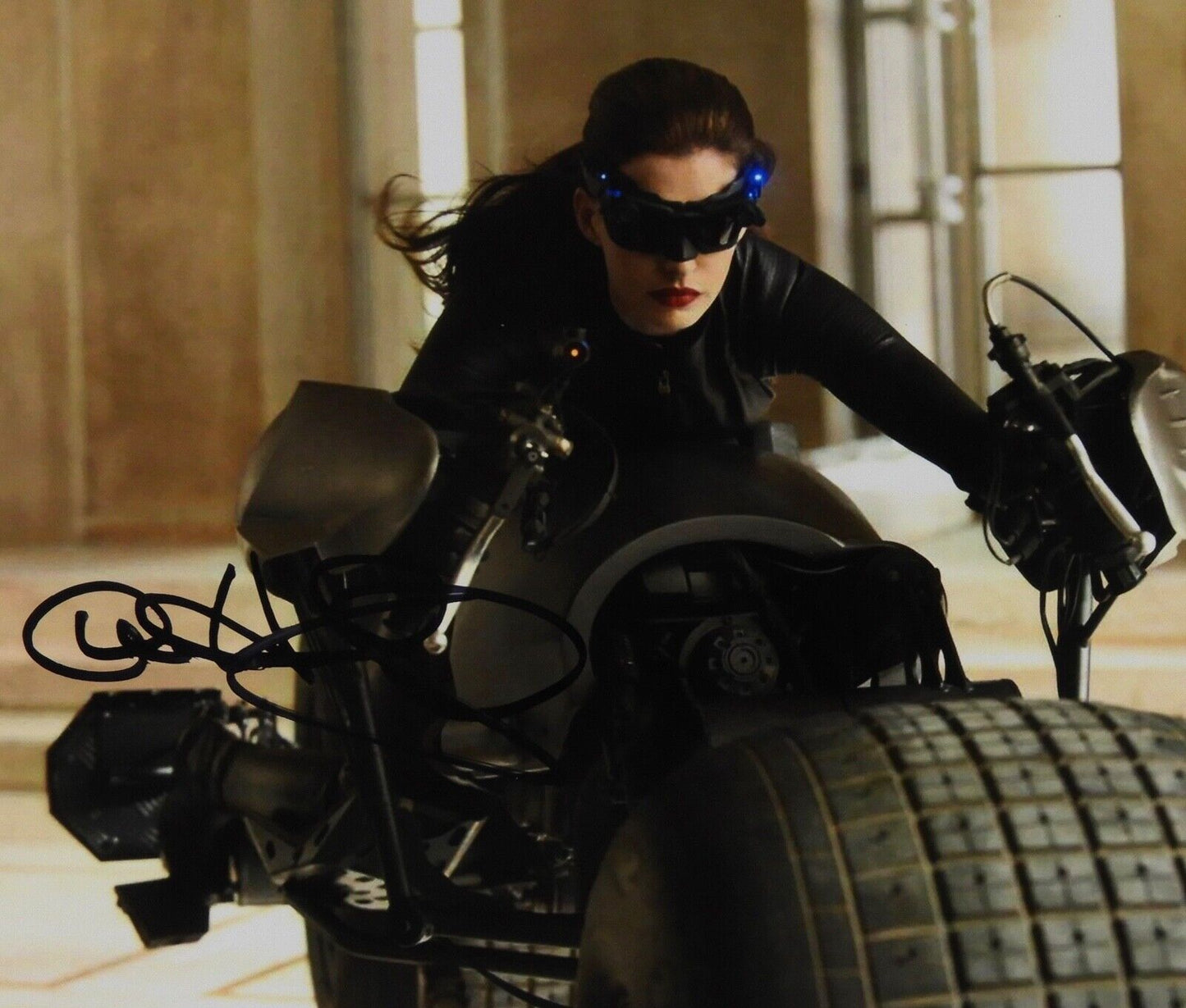 Anne Hathaway JSA Signed Autograph 8 x 10 photo Catwoman The Dark Knight Rises