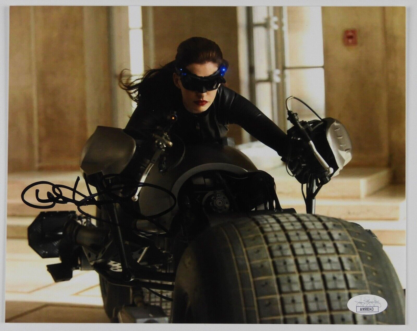 Anne Hathaway JSA Signed Autograph 8 x 10 photo Catwoman The Dark Knight Rises