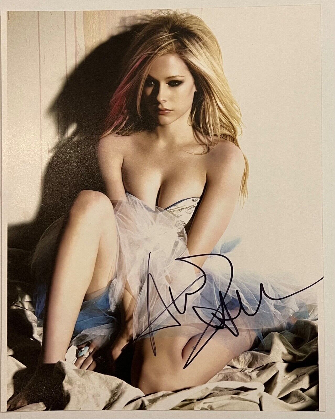 Avril Lavigne Signed JSA Autograph Photo 8 x 10