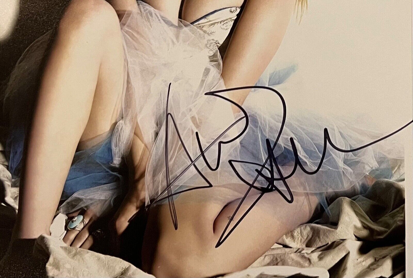 Avril Lavigne Signed JSA Autograph Photo 8 x 10